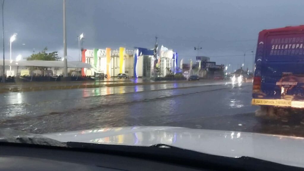 Colapso de vialidad, inundaciones y daños en viviendas tras más de cuatro horas de intensas lluvias