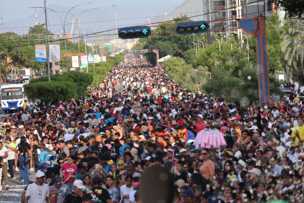 Comparsas y 48 circuitos comunales desfilaron en Carnavales de Valencia