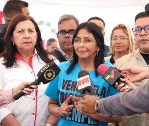 Delcy Rodríguez a Bukele: porqué ser venezolano es un crimen