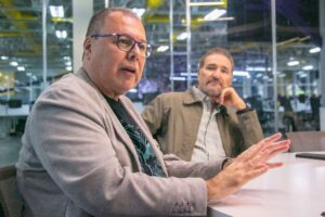 Dos cerebros y cuatro manos para un universo narrativo