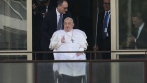 El Papa Francisco fue dado de alta y aparece en público tras ser hospitalizado