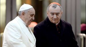 El Papa Francisco recibió al secretario del Vaticano en su cama del hospital