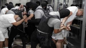 Familiares de venezolanos deportados por EEUU piden a Bukele su inmediata liberación