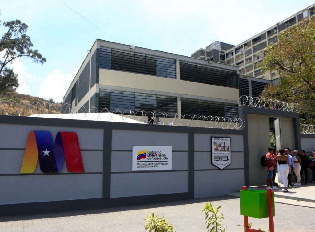 Gobierno repotencia escuela Ciudad Cuatricentenaria de Caricuao