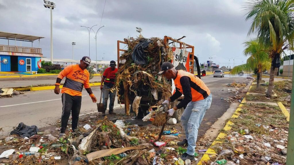 Intensifican labores de limpieza en La Guaira tras intensas lluvias