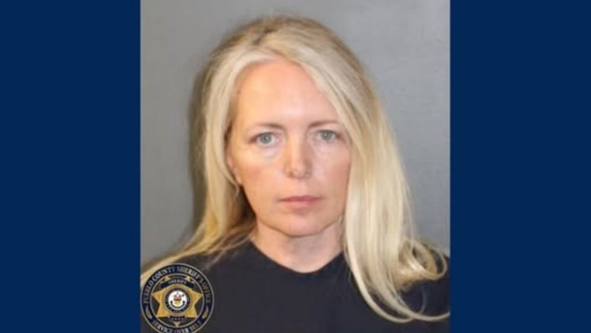 Dejó a su madre con demencia junto a sus 54 perros y lo que ocurrió fue espeluznante