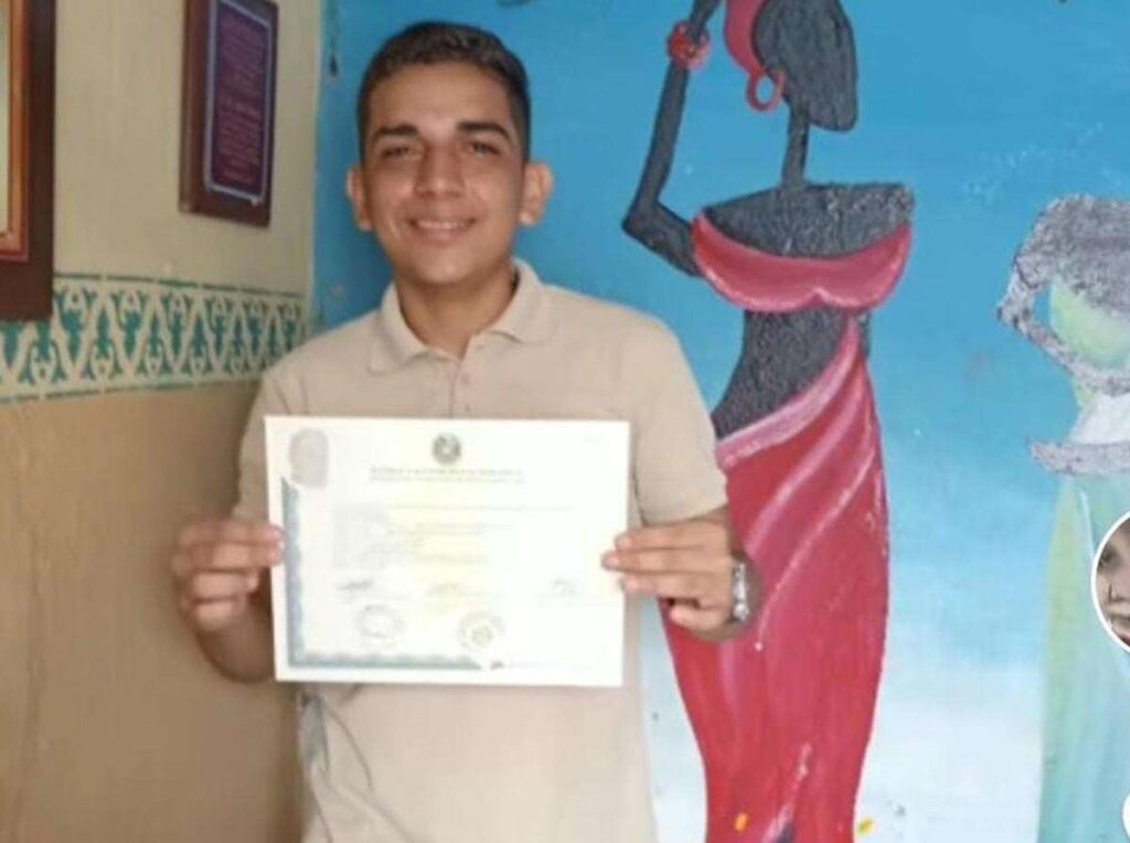 Joven de 20 años es tratado como delincuente sin tener prontuario