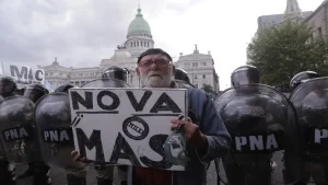 Jubilados argentinos tomaron de nuevo las calles, pese a presión policial