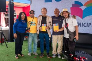 Julio Valderrey presentó su libro Papeles de ocio