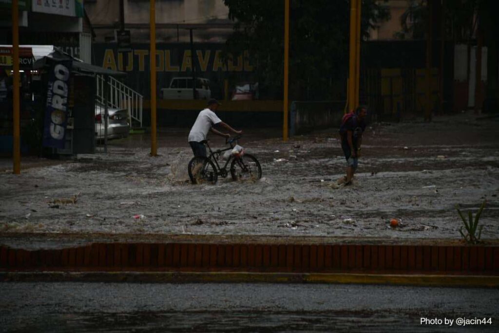 Lluvias anegaron avenida Bolívar de Valencia