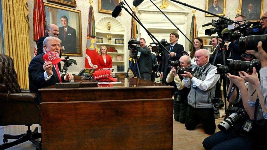 Los medios de Trump con los que "inunda" la opinión pública