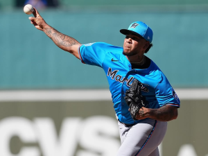 Marlins llamaron al venezolano Luarbert Arias