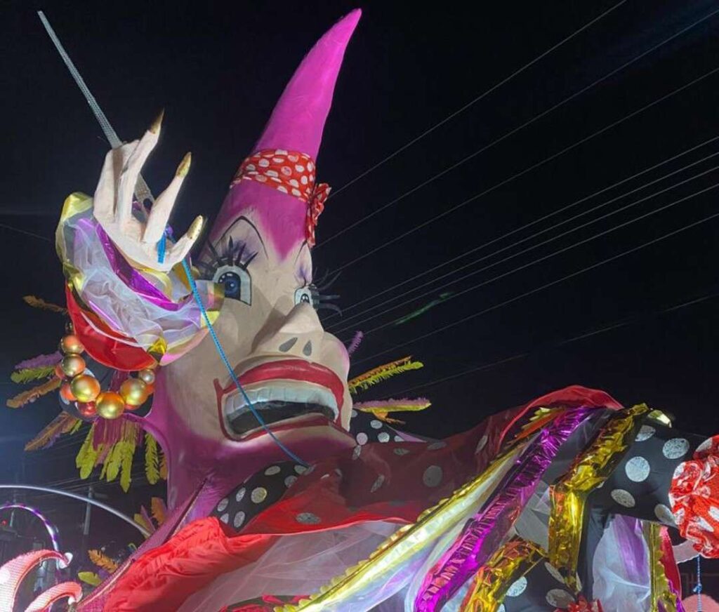 Mascarada sorprende en Portuguesa con monumentales carrozas y comparsas