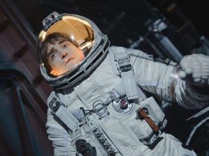 "Mickey 17" es una combinación de ciencia ficción y crítica social