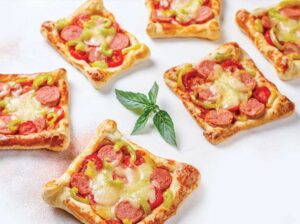 Mini pizzas con salchichas y queso