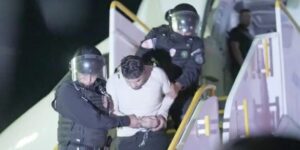 Nayib Bukele divulga primeras imágenes de la llegada de supuestos 238 miembros del Tren de Aragua a El Salvador