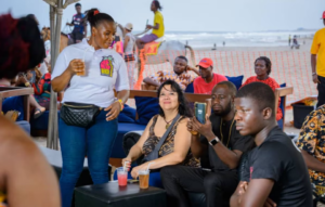 Se enamoró por las redes de un nigeriano 18 años menor, viajó a conocerlo y ahora quiere casarse con él y traerlo a la Argentina