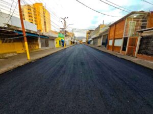 Rehabilitan calles de acceso al Mercado Municipal de Puerto La Cruz