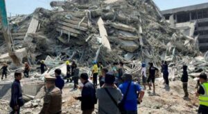 Rescatistas chinos recuperan a un sobreviviente del terremoto en Myanmar