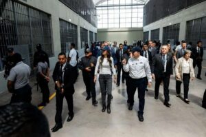 Secretaria de Seguridad de Trump visita campo de concentración de Bukele