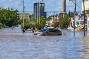 Suben a 16 los muertos por inundaciones en Argentina