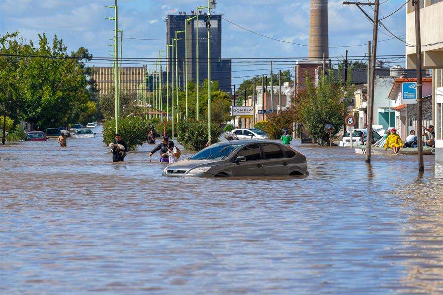 Suben a 16 los muertos por inundaciones en Argentina