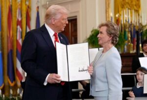 Trump firma orden ejecutiva para desmantelar el Departamento de Educación