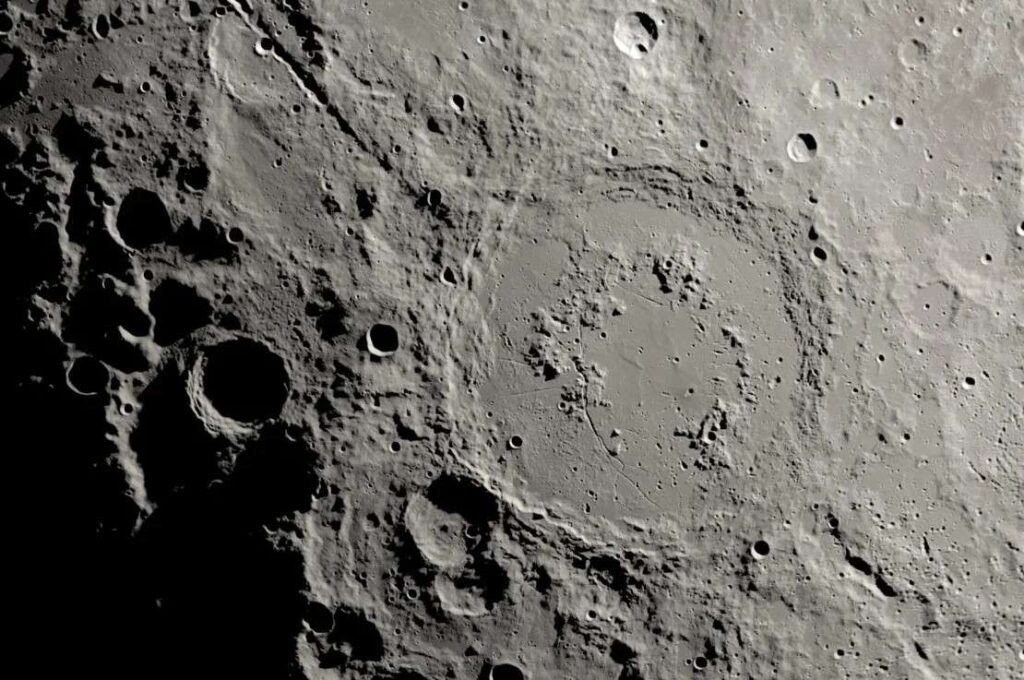 Un meteorito formó dos grandes valles en la Luna