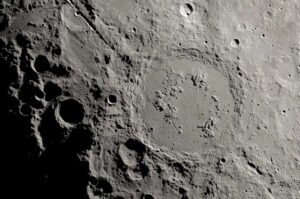 Un meteorito formó dos grandes valles en la Luna