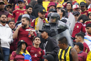 Condenan a prisión a hincha venezolano que arrojó bengalas en el partido ante Ecuador