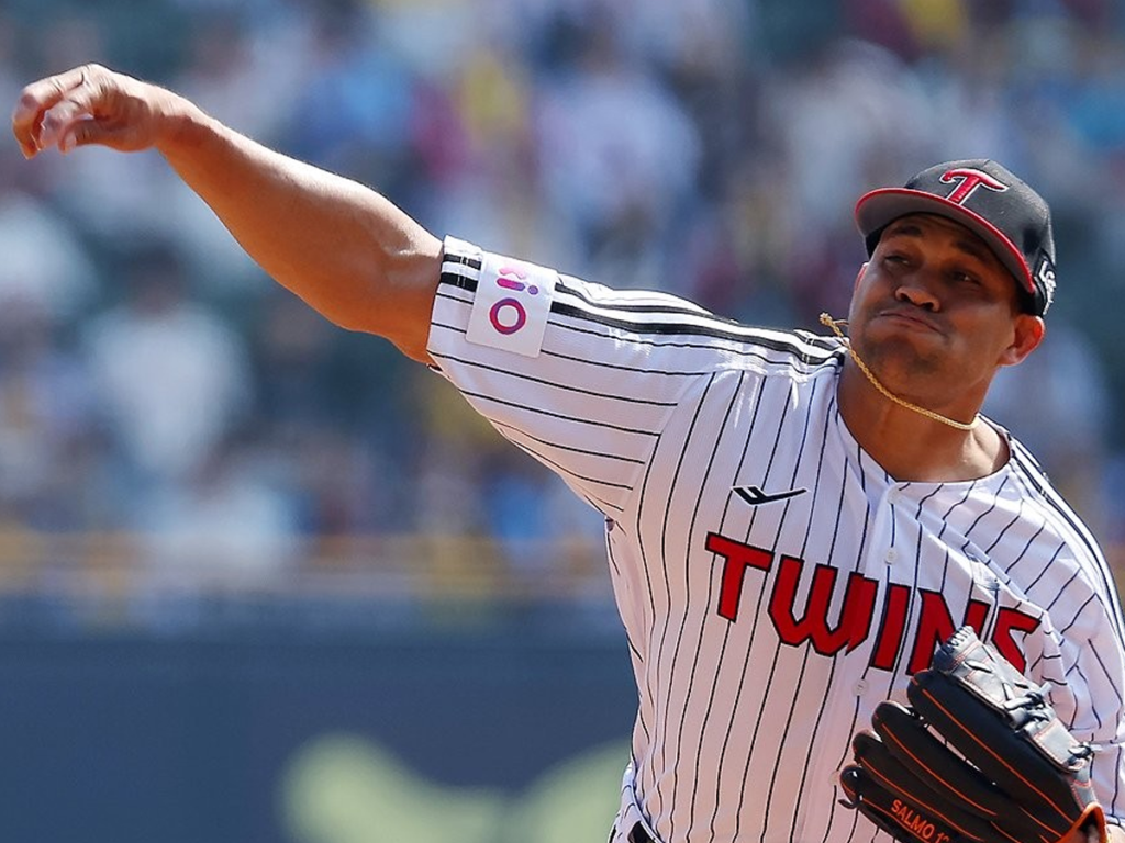 Yonny Chirinos ganó en el Opening Day de la KBO
