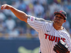 Yonny Chirinos ganó en el Opening Day de la KBO