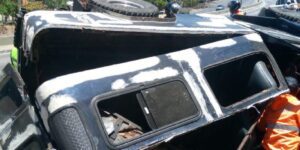 Al menos 15 heridos tras aparatoso volcamiento de camioneta en la Gran Mariscal de Ayacucho