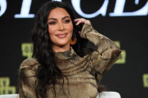Kim Kardashian impacta Times Square con su inflable gigante en bikini