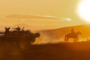 Esta película fue un fenómeno de culto, mezcla western con cine bélico, y acaba de estrenarse en Netflix