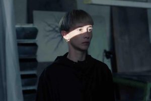 Una ballena (2024) crítica - Lo cósmico y lo terrenal se funden en un magnífico thriller de ciencia ficción