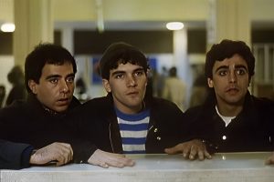 No sabía que el debut de Antonio Banderas en el cine fue como chico Almodóvar en un triángulo amoroso gay de bajo presupuesto