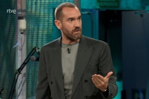 "Hasta las demandas van antes a El hormiguero que a La revuelta". Jorge Ponce reacciona a la denuncia del rey emérito contra Revilla