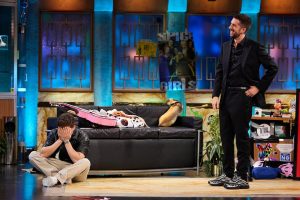 Pablo Alborán alucina con el insólito regalo que le dan en 'La revuelta' y explica cómo ha sido su debut como actor en Netflix. "Creo que no se ha hecho nunca"