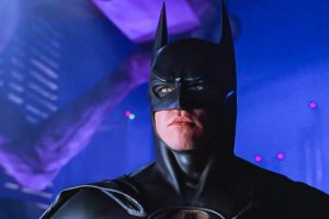 "Val Kilmer era un psicótico". Joel Schumacher odió al actor durante el conflictivo rodaje de 'Batman Forever'