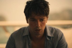 Patrick Schwarzenegger se echa la culpa de un error de continuidad en 'The White Lotus'. Aunque es realmente difícil que te hayas dado cuenta