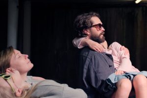 Crítica de 'Vida en pausa' (2025) | Una mezcla entre el primer Yorgos Lanthimos, 'Separación' y una tarde aburrida en el IKEA