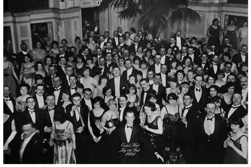 al fin conocemos el origen de la fotografía con la que Stanley Kubrick cerró su obra maestra