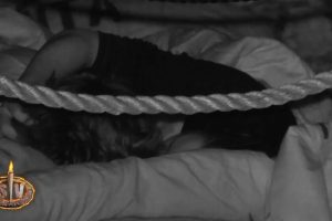 "Siempre me metes la pierna en medio"