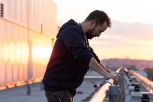 "Nunca me he sentido menos orgulloso". Para Noah Wyle, la demanda por plagio a 'The Pitt' mancha el legado de 'Urgencias'