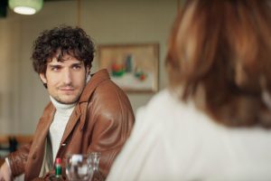 'El segundo acto' (2024), opinión | Empieza de manera increíble, pero Quentin Dupieux acaba dando vueltas sobre sí mismo hasta culminar en simple autocomplacencia