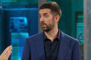"Si están viendo esto es que algo ha pasado". David Broncano hace una inesperada revelación sobre el "atemporal" programa de Juan Dávila