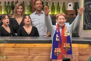 'First Dates', la peculiar reacción de una soltera de Barcelona cuando su cita le recibe cantando el himno del Barça. "Madridista el que no bote"