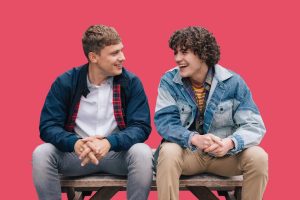 Big Boys (2022) crítica: La divertidísima serie británica que es una mezcla entre 'Derry Girls' y 'HeartStopper'