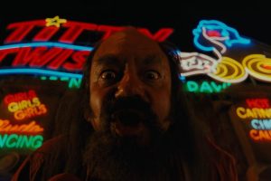 Si te han encantado los vampiros salvajes de ‘Los pecadores’, en streaming puedes rescatar otra memorable y desatada película de terror: ‘Abierto hasta el amanecer’